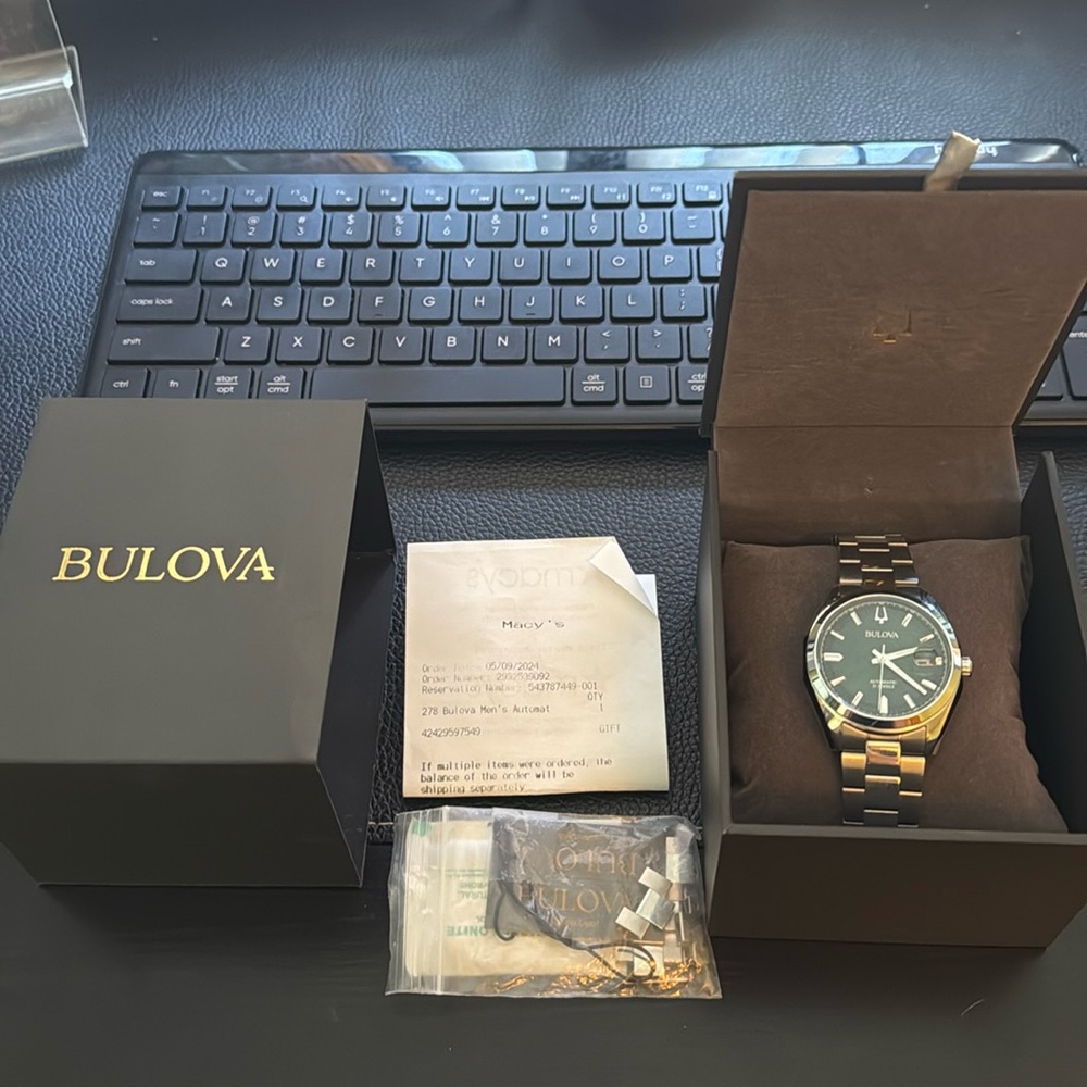 Like newMen’s bulova surveyor green dial watch stainless steel. 42 mm case